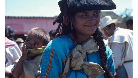 Chamulafrau mit Kind auf dem Markt